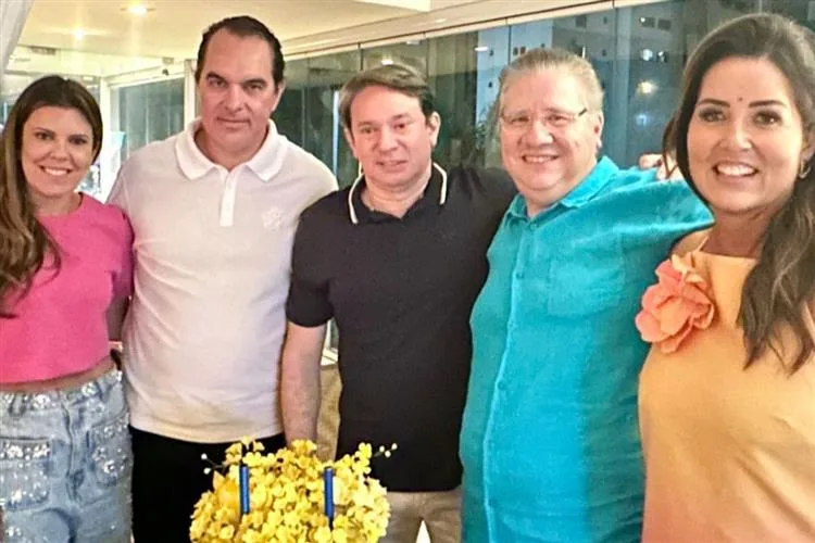 Ana Vládia e Cássio Sales recebem amigos para brindar a nova idade de Paulo Vale e Léo Albuquerque