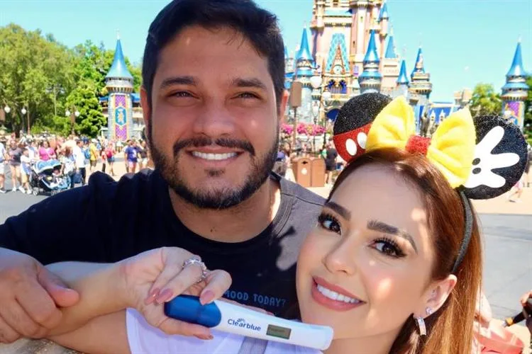 Luiza Gazzineo e Felipe Cabral em estado de graça com o aviso da cegonha