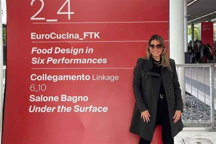 Sâmya Blum conferindo a Milan Design Week, a maior feira de design do mundo
