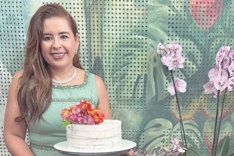 Camila Ximenes comemora aniversário com turma de amigas