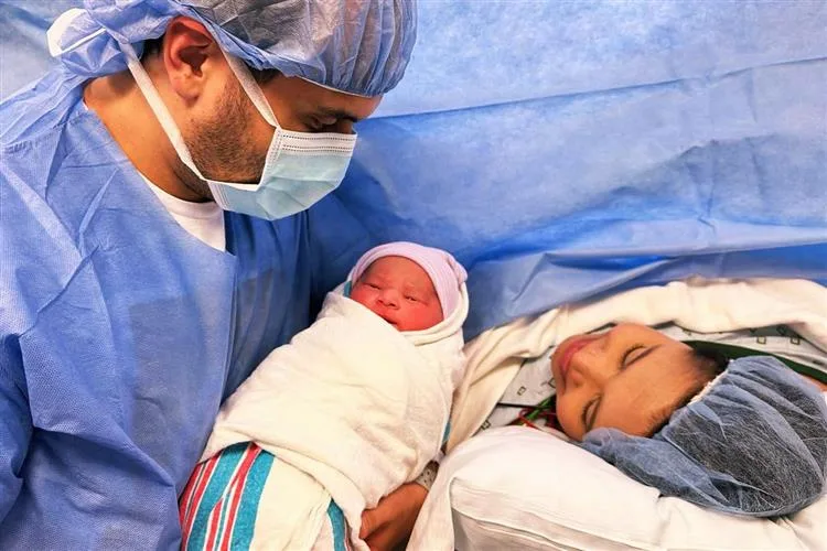 Carol Barbosa e Rafael Vasques estão radiantes com o nascimento do filho Luca