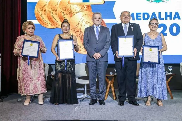 Prefeitura de Fortaleza homenageia personalidades com a Medalha Iracema