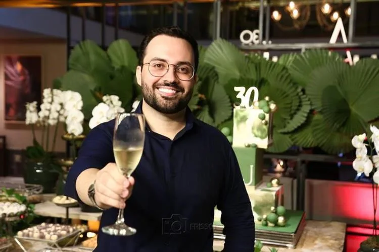 Abraão Jereissati festeja chegada aos 30 anos em super party