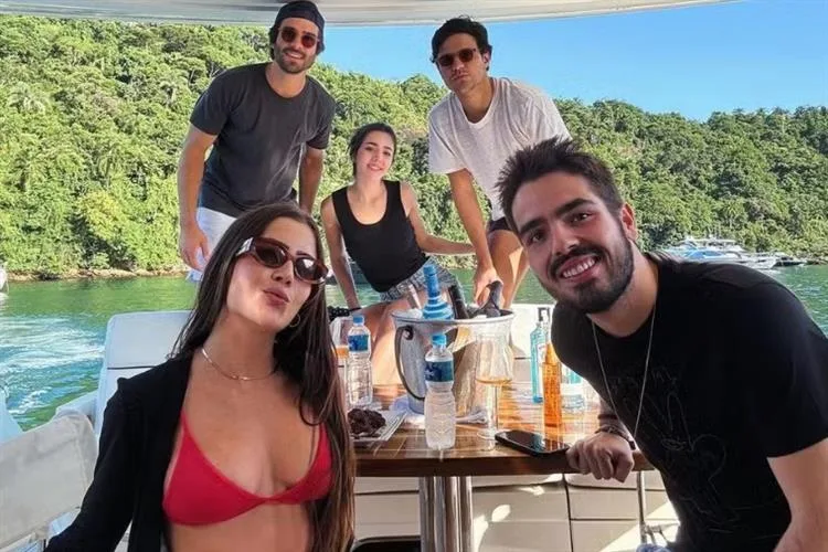 Jade Picon e filho de Faustão se divertem em Angra dos Reis