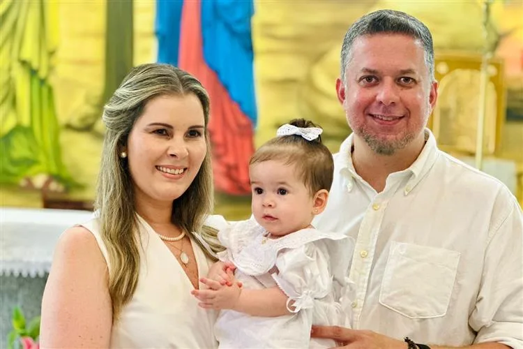 Adriana e Raphael Loureiro levam a filha Maria à pia batismal