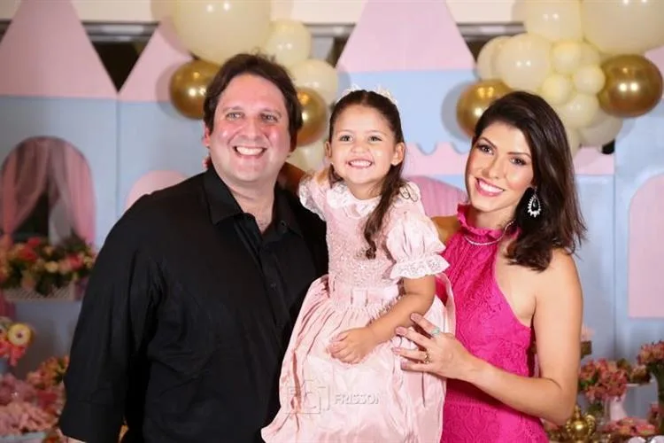 Flávia Laprovítera e Daniel Simões festejam os três anos da filha Alice