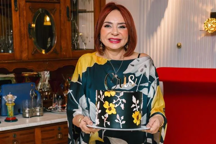 Cristina Moreno recebe carinho de familiares e amigos na troca de idade
