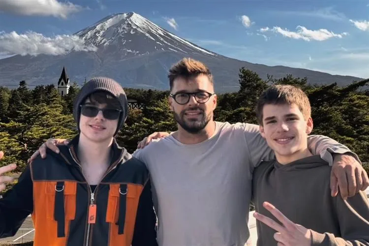 Ricky Martin faz rara aparição com os filhos gêmeos