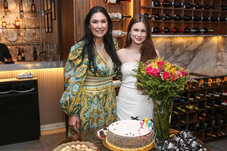 Fernanda Sousa celebra a nova primavera entre amigas