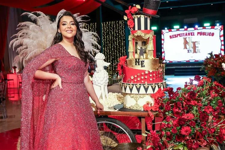 Nina Ester celebra seu début em grande estilo e com muito frisson