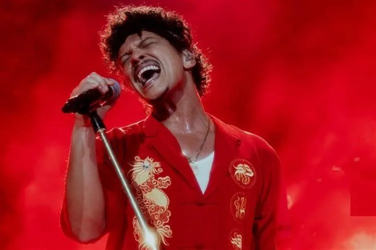 Bruno Mars desembarca no Brasil para turnê em outubro