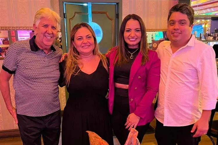 Cleane Fontenele prestigia aniversário de Tati Oliva