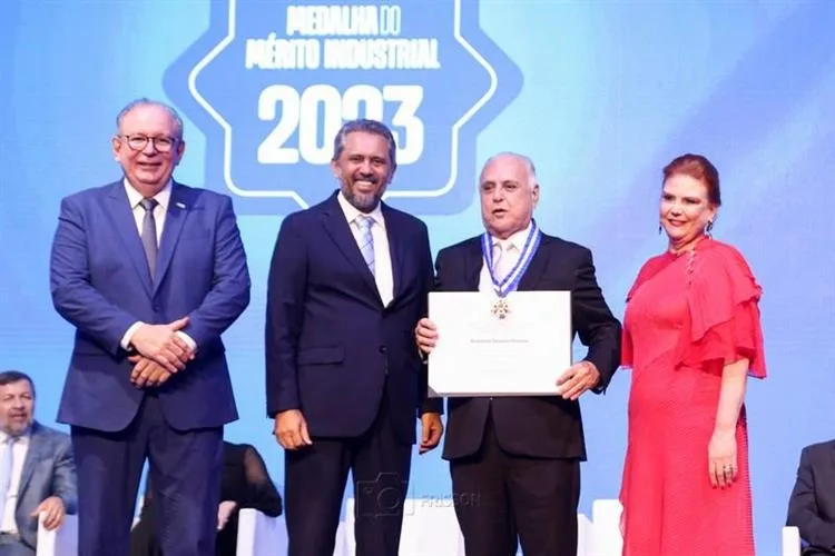 FIEC homenageia Roberto Pessoa e personalidades no Dia da Indústria 2024