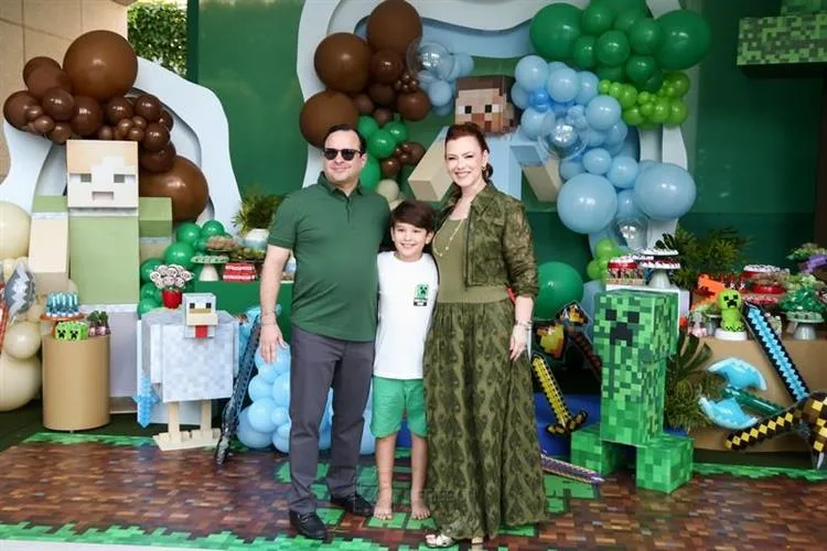 Aline Félix e Igor Barroso comemoram a nova idade do filho Victor