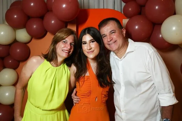 Vera Bezerra comemora 18 primaveras entre familiares e amigos