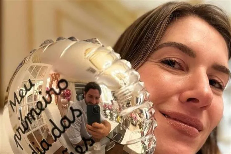 Rebeca Abravanel e Alexandre Pato mostram o filho pela primeira vez