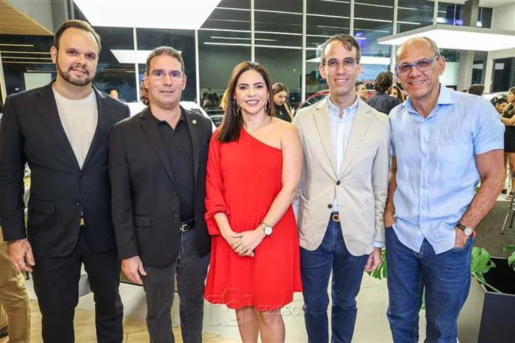 Mensch causa frisson ao lançar revista na Carmais BYD