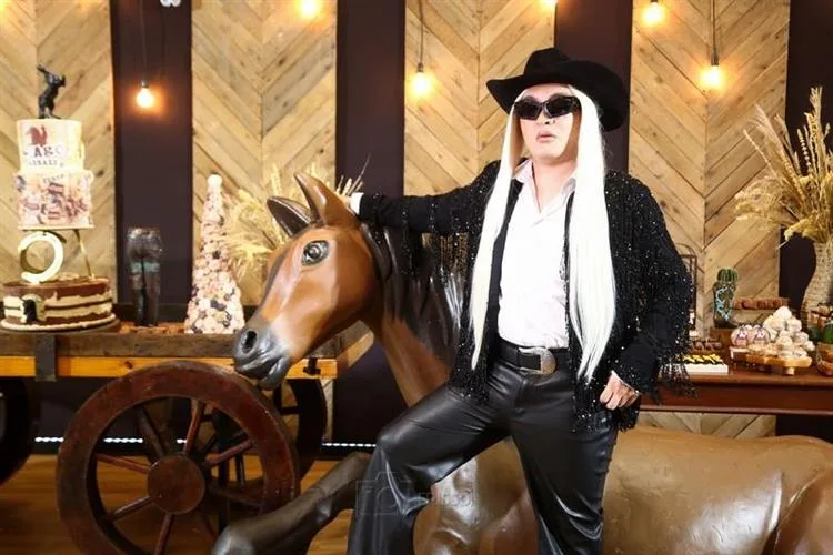 Hiago Arraes causa frisson ao comemorar aniversário com festa country