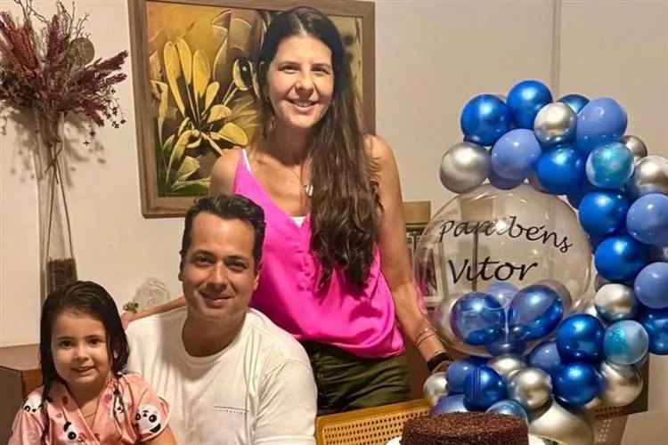 Vitor Valim recebe o carinho de familiares e amigos na chegada da nova idade
