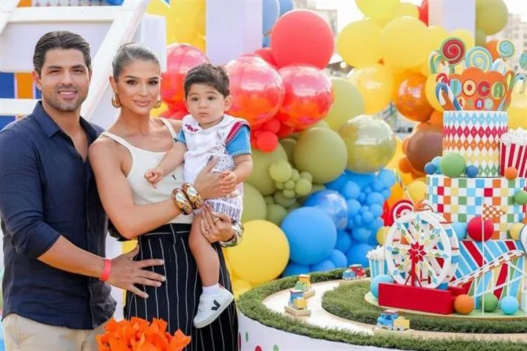 Thássia Naves e Artur Attie assopram a primeira velinha de Joaquim