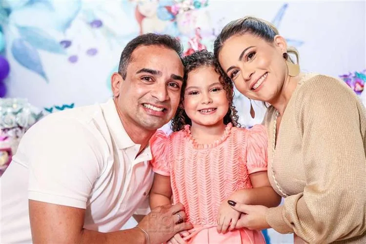 Carolina Assunção e Paulo Renan Cruz comemoram os cinco anos de Lis