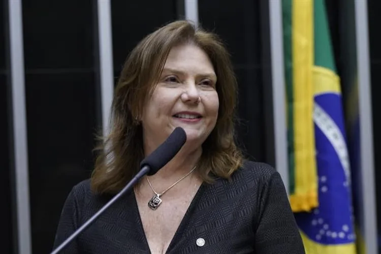 Grupo Cidade homenageia Fernanda Pessoa com Troféu Destaque da Cidade 2024