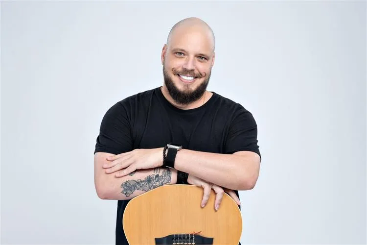 Thiago Kehrle celebra 12 anos de carreira com lançamento de álbum comemorativo