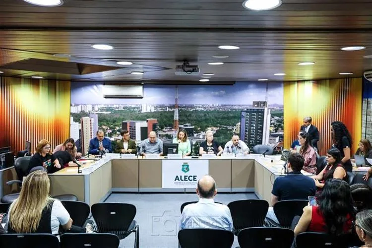 Assembleia Legislativa do Ceará debate políticas públicas para pessoas com Síndrome de Down