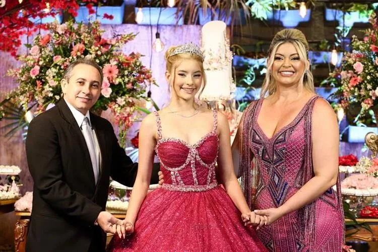 Maria Eduarda Machado comemora seus 15 anos em noite de lançamento de sua marca de maquiagem