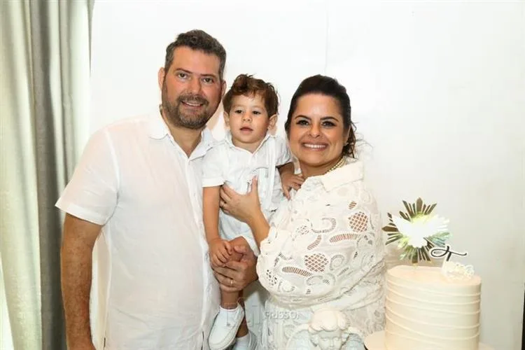 Renata Rezende e Kércio levam o filho, Tom, à pia batismal