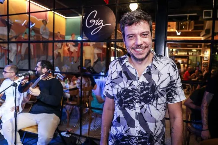 João Cavalcanti consagra boemia em apresentação no Giz