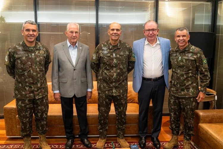 Ricardo Cavalcante recebe Generais do Exército brasileiro para reforçar parcerias e apresentar traba