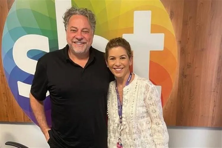Em breve pausa no futebol, Julio Casares visita SBT e reencontra Daniela Beyruti