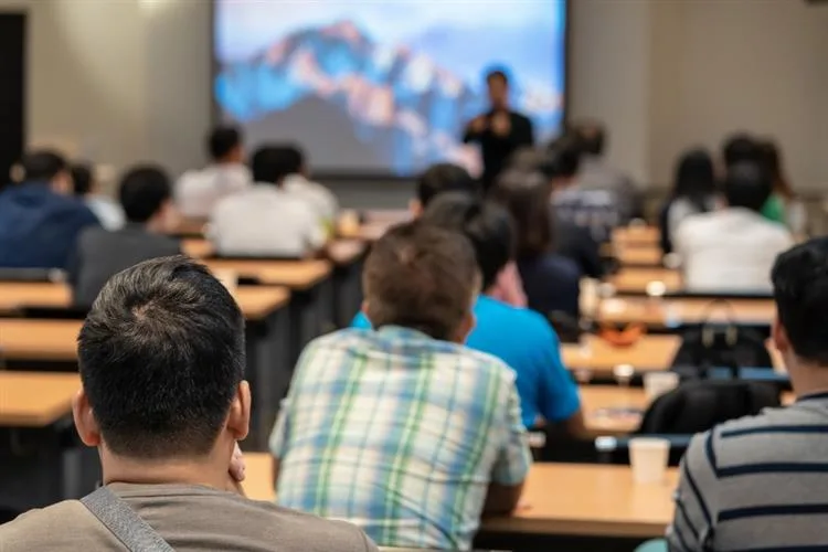 Aulão beneficente para o Enem une professores em prol do Rio Grande do Sul