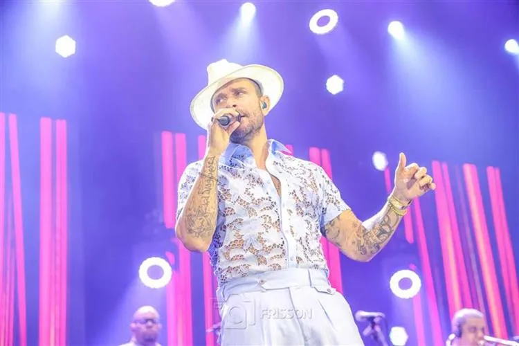 Diogo Nogueira agita público cearense com show repleto de sucessos