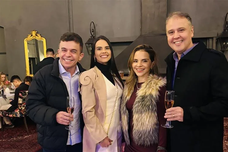 Viviane Martins celebra premiação Seguros Unimed do esposo, Fabrício Martins, em Cape Town