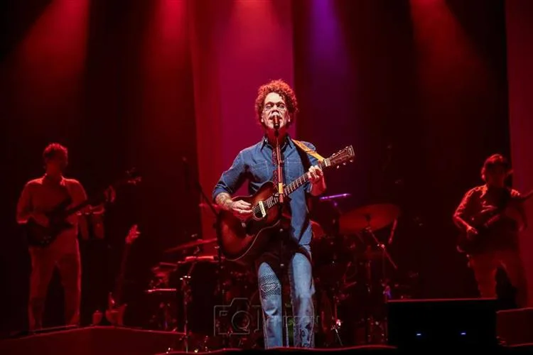 Nando Reis e Anavitória celebram o amor em turnê dos Namorados na capital cearense