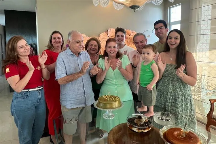 Destaque na Câmara Federal, Fernanda Pessoa é abraçada pela família na celebração da nova idade