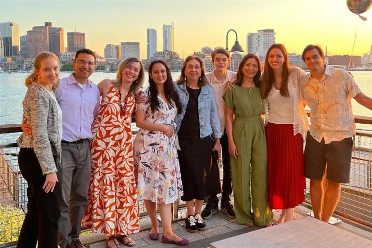Ana Flávia Torquato brinda a nova idade em sunset com amigos em Boston
