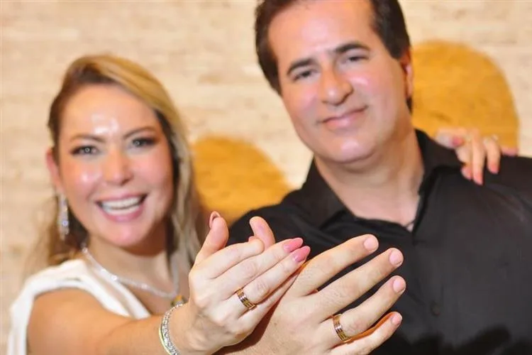 Talynie Mihaliuc e Flavio Menezes oficializam noivado em celebração intimista