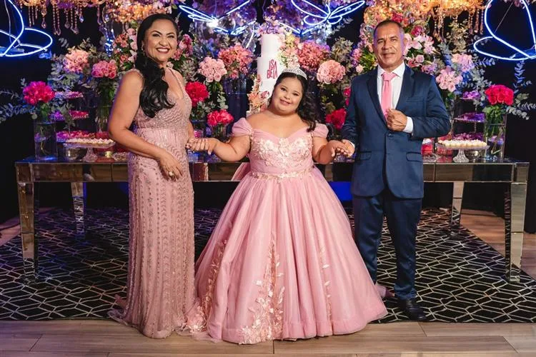 Antônia Sena e Otávio Silva celebram baile debutante da filha, Isabela, em inesquecível noite