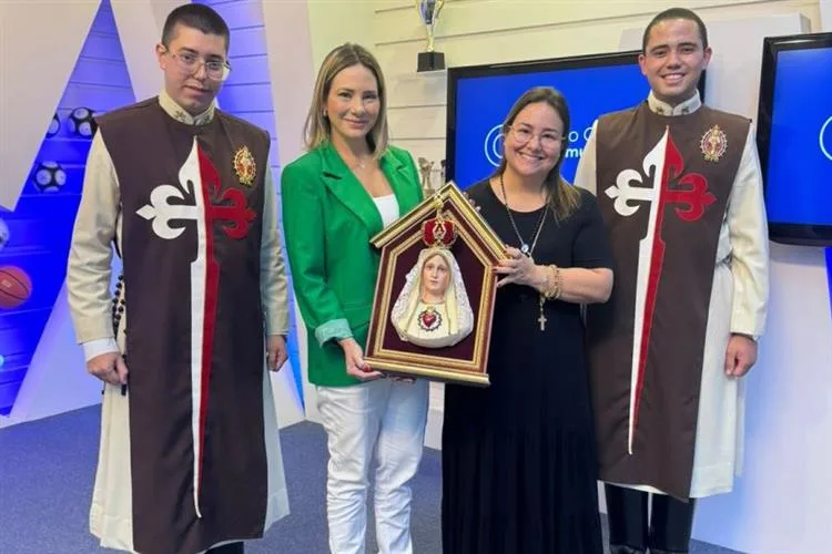 Arautos do Evangelho visita estúdios do Grupo Cidade com imagem sacra de Nossa Senhora