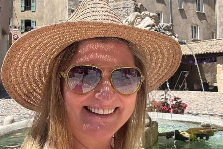 Thelma Regina Braga comemora nova idade ladeada por amigos em Provença