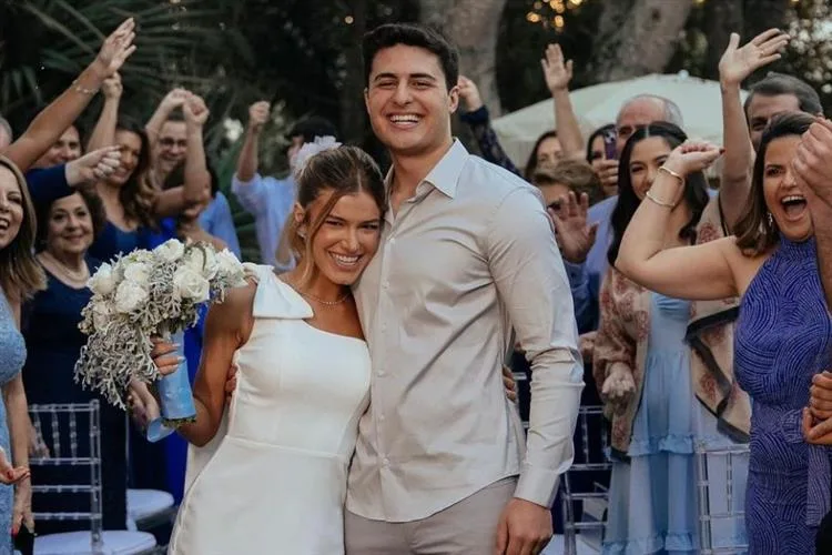 Júlia Saraiva e Luigi César se casam no civil e emocionam os pais