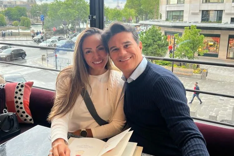 Davi Pontes e Ketsia Vasconcelos em clima de romance em Paris