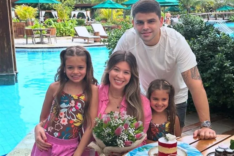 Isabela Franklin brinda a nova idade em viagem com a família