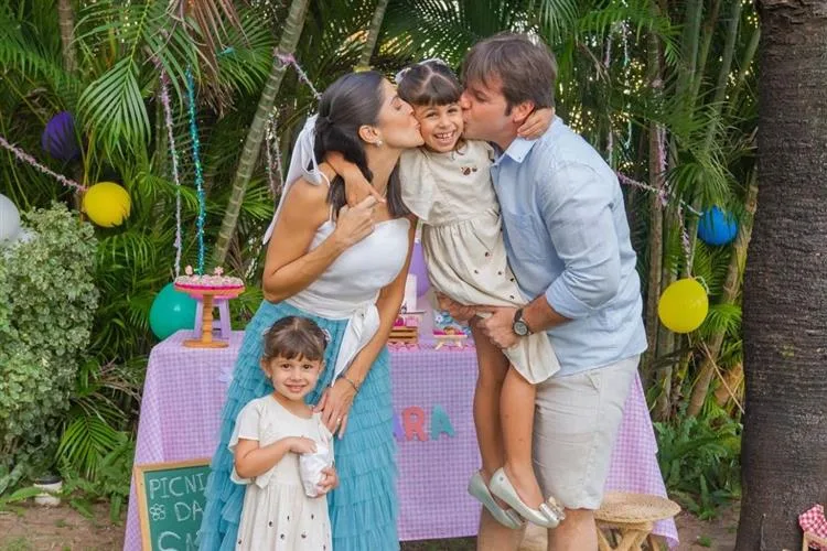 Clarissa Aguiar e Paulo Porto celebram os sete anos da filha Sara