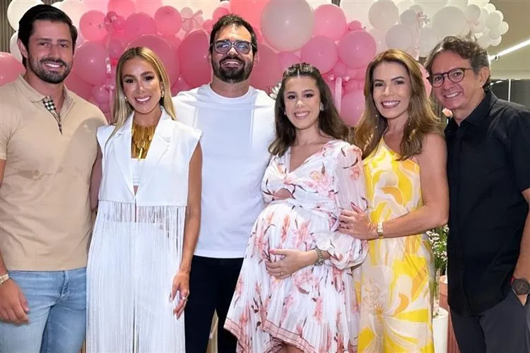Lara Mattos e Caio Freire reúnem familiares e amigos em chá da filha Maria Luiza