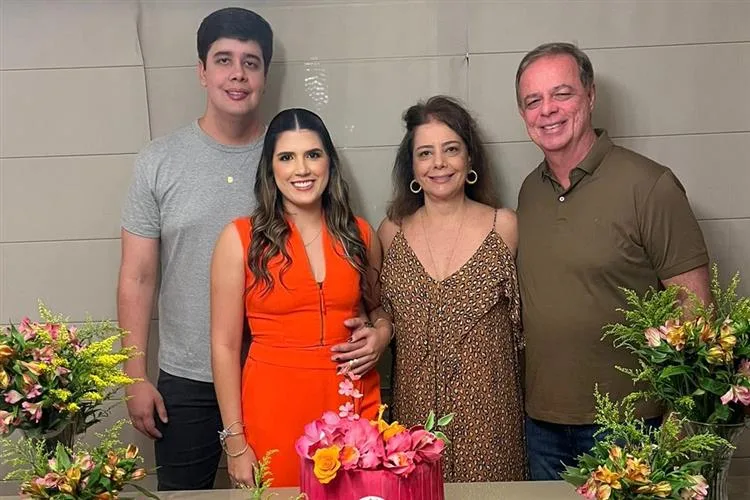 Claudia e Beto Gradvohl reúnem animada turma para o b-day de Bia Lima