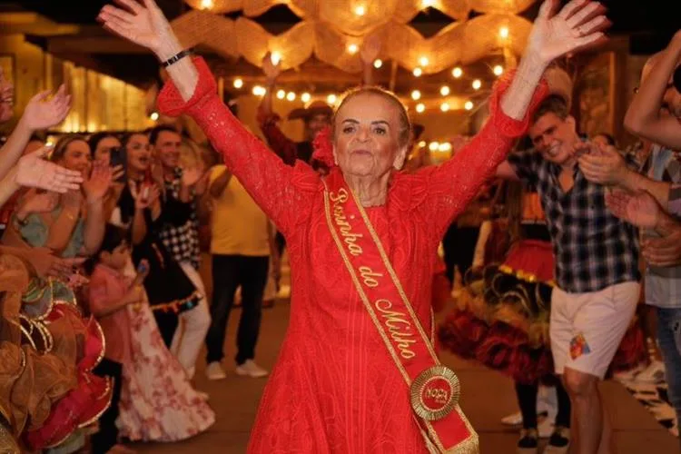 Noca Santos celebra chegada aos 80 anos com arraiá repleto de frisson